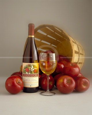 HD_SL-08 - Studio photo of Chaddsford Spiced Apple Wine for POP card.